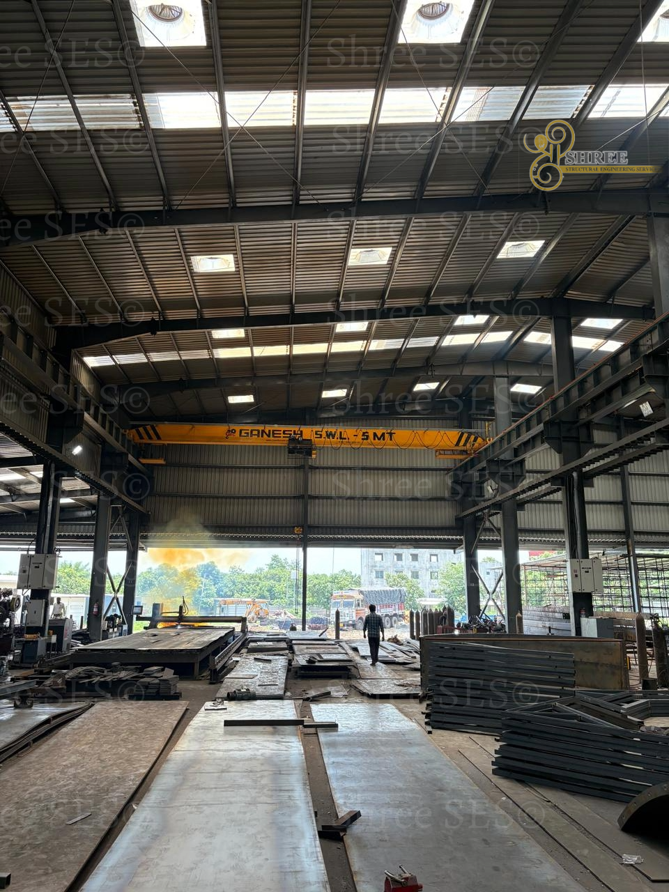 Operational high-tonnage EOT crane supported by a precision PEB steel structure, demonstrating the dependability of our detailed structural drawings.