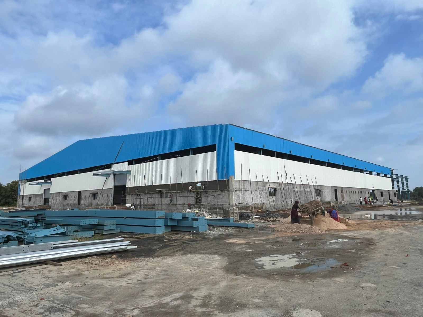 Exterior view of a massive 165,000 sq ft PEB warehouse near Surat, designed and executed by our structural consultancy for heavy industrial use