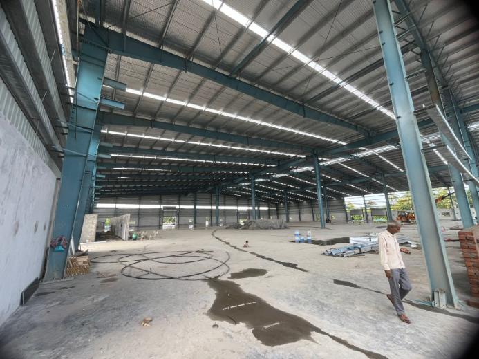 Interior view of a 165,000 sq ft PEB warehouse featuring an optimized BC-2 multi-span steel structure for a maximum cost efficiency - detailed PEB design - ShreeSES